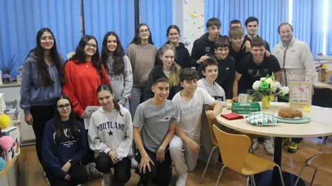 Por la izda, de pie,segunda y en adelante, Claudia, Victoria Salom&eacute; y Capucine con sus compa&ntilde;eros y su profesor, Jos&eacute; Manuel Su&aacute;rez, &uacute;ltimo a la derecha