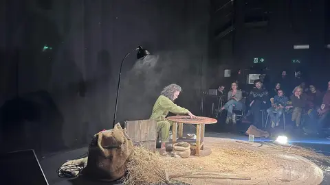 Un momento de la representaci&oacute;n del espect&aacute;culo Una rueda que da vueltas