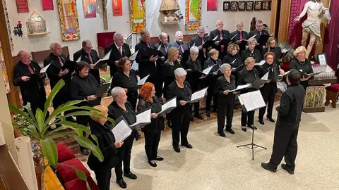 Los integrantes de la Coral Polif&oacute;nica de Llanera, en plena actuaci&oacute;n