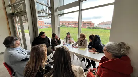 Un momento de la reuni&oacute;n de los populares con representantes de AMPA del IES La Fresneda