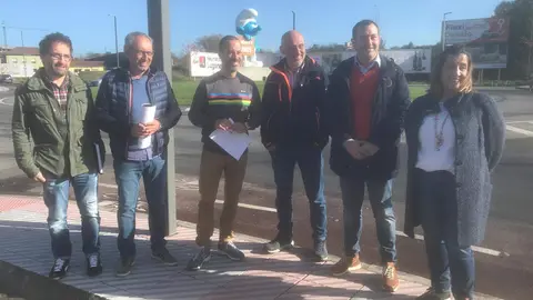 Junto al alcalde la concejala, de izquierda a derecha,David Llanos y Juan Carlos &Aacute;lvarez, t&eacute;cnicos municipales y  Benigno Reguera y Alberto Fern&aacute;ndez, de la empresa adjudicataria.