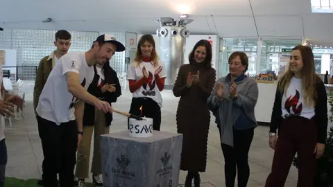 Eduardo Gonz&aacute;lez, presidente de polArte, encendiendo la lama de la SAUS