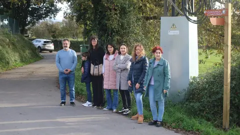 Los concejales populares junto a las vecinas de Fonciello, en la parada del autob&uacute;s escolar