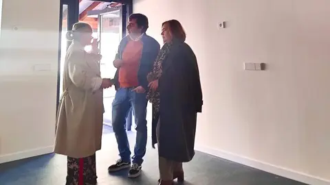 De izquierda a derecha, Eva Mar&iacute;a P&eacute;rez, Gerardo Sanz y Montse Alonso, en el exterior de "La Parpayuela" (Foto del Ayuntamiento de Llanera)