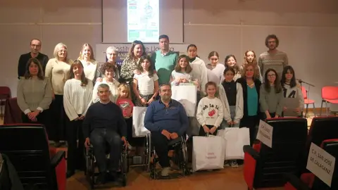 Foto de familia, con los premiados en el concurso de dibujo y carteles