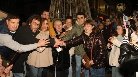 Los concejales del ayuntamiento de Llanera accionando el bot&oacute;n de encendido del &aacute;rbol