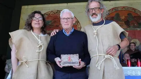 Pocholo, en el centro, recogiendo el premio a la barraca mejor decorada de los Exconxuraos de 2017