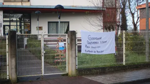Pancarta en la entrada de la Residencia de ancianos de Nore&ntilde;a