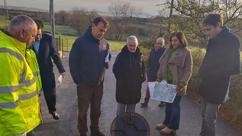 La concejala de obras, Eva Mar&iacute;a P&eacute;rez, con t&eacute;cnicos municipales y responsables de la empresa que ha ejecutado las obras (Foto Ayuntamiento de Llanera)