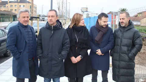De izda a dcha, Roberto Campos, director general de Avintia Inmobiliaria; el consejero, Ovidio Zapico; la concejal de IU en Siero, Teresa &Aacute;lvarez; el director general de Vivienda, Jes&uacute;s Daniel S&aacute;nchez, y el alcalde de Siero, &Aacute;ngel Garc&iacute;a.