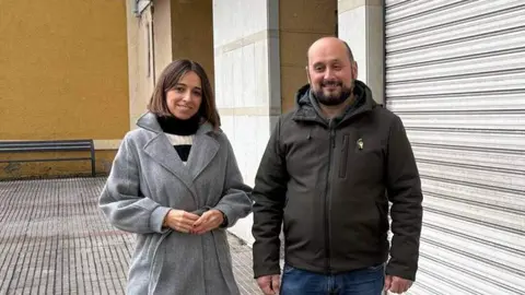 La concejala de Podemos Siero, Silvia T&aacute;rano junto a Gustavo Forcelledo, portavoz de Podemos Siero