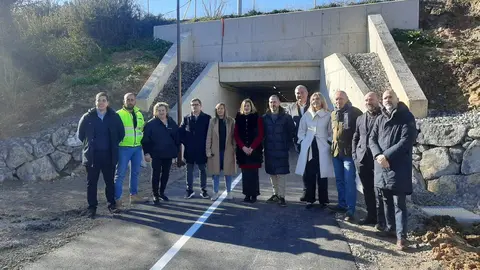 &Aacute;ngel Garc&iacute;a, en el centro, con diversos concejales, personal t&eacute;cnico y responsables de la obra