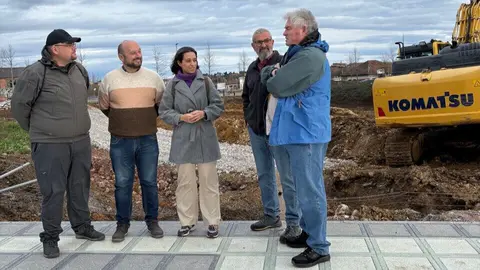 Silvia T&aacute;rano, concejala de Podemos Siero, junto con Gustavo Forcelledo, portavoz del partido, y otros integrantes de la formaci&oacute;n