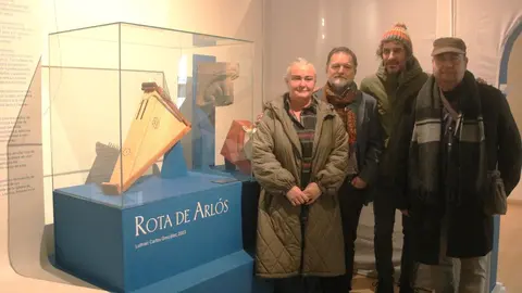 A la izda, Eva Mar&iacute;a P&eacute;rez, Manuel Paz, Iv&aacute;n P&eacute;rez y Fernando Oliva, junto a la Rota de Arl&oacute;s