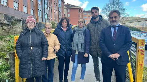 Vecinos de El Carbayu junto a Beatriz Polledo y Graciela Velasco, en el centro, con Borja Lapuerta y Juan Luis Berros, en primer t&eacute;rmino