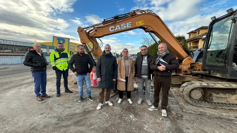 De izquierda a derecha: Tano Garc&iacute;a, Daniel Garc&iacute;a y Rub&eacute;n Montes, de la empresa adjudicataria; &Aacute;ngel Garc&iacute;a, alcalde de Siero; Leire Gabilondo, t&eacute;cnico municipal; Manuel Pergentino Mart&iacute;nez, concejal de Abastecimiento de Agua y Saneamiento, y Juan Carlos &Aacute;lvarez, t&eacute;cnico municipal.