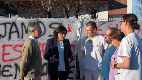 A la izda, Ascanio Gonz&aacute;lez y Beatriz Polledo con trabajadores del ERA de Nore&ntilde;a