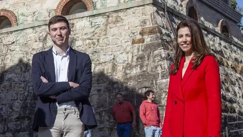 Los concejales de IU Nore&ntilde;a Mat&iacute;as Hevia y Liliana D&iacute;az