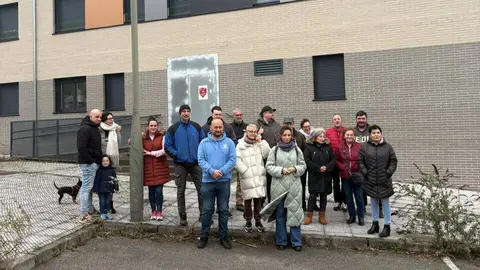 Miembros de Podemos junto a vecinos del barrio sierense de Pumarabule