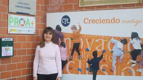 Alejandra Pelayo, directora del CP Lugo de LLanera, en el exterior del centro