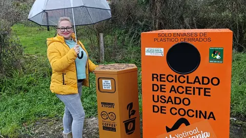 La concejala Patricia redondo junto a los nuevos contenedores habilitados