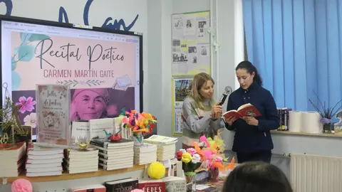 Raquel Friera con una de las alumnas del IES Llanera, en plena lectura