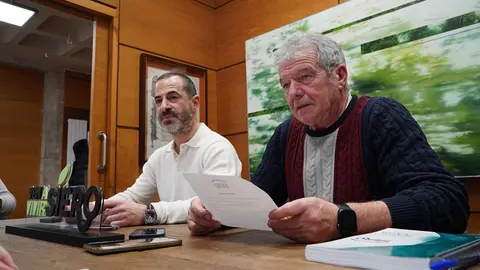 A la izquierda, &Aacute;ngel Garc&iacute;a junto al concejal de Raimundo D&iacute;az