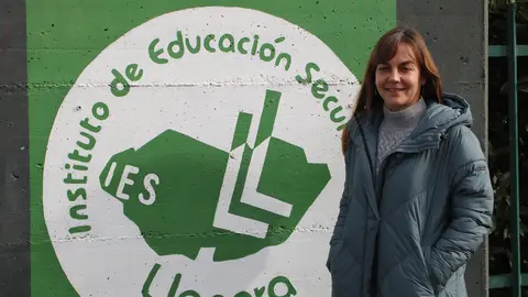 Sonia Garc&iacute;a, directora del IES Llanera, a la puerta del Centro