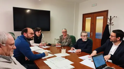 El alcalde de Llanera, Gerardo Sanz, en el centro de la imagen, con la concejala de de obras, Eva Mar&iacute;a P&eacute;rez, t&eacute;cnicos municipales, y responsables de la empresa encargada de la gesti&oacute;n del agua, durante la Comisi&oacute;n de Control y Seguimiento del Contrato del Servicio P&uacute;blico para la Gesti&oacute;n Integral de los Servicios de Abastecimiento de Agua y Saneamiento.