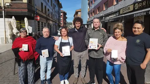 Foto de familia de los premiados y el concejal de cultura, turismo y festejos, Iv&aacute;n P&eacute;rez