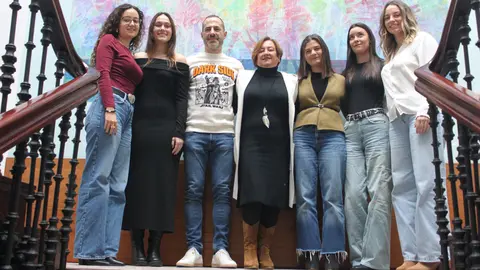 El alcalde y Ana Nosti junto a Alba G&oacute;mez, Alicia Rodr&iacute;guez, Laura D&iacute;az, Nayara Garc&iacute;a y Luc&iacute;a Garc&iacute;a