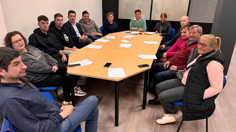 Dirigentes populares y representantes de las Asociaciones en la reuni&oacute;n mantenida el pasado jueves