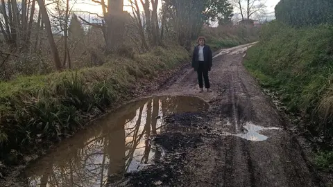 Ana Carmen Y&aacute;&ntilde;ez en un tramo del Camino a su paso por Granda