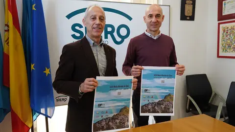 A la izda, Chus Abad junto a Virginio Ram&iacute;rez, portando los carteles anunciadores de la prueba