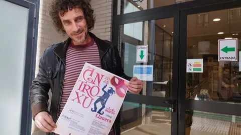 El concejal de cultura, Iv&aacute;n P&eacute;rez, portando el cartel de las fiestas