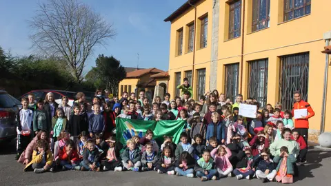Alumnos y profesores del CP San Cucao, con el cheque del dinero recaudado