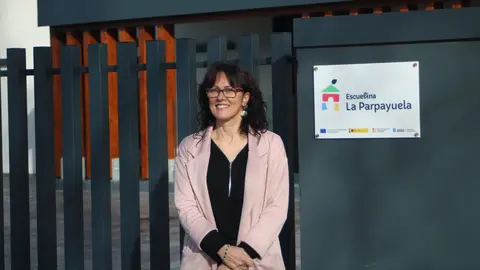 La directora de La Parpayuela, a la puerta del Centro, en Lugo de Llanera