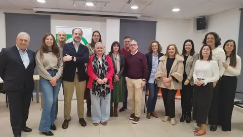 Asistentes a una de las mesas de trabajo, junto a la teniente alcalde, Eva Mar&iacute;a P&eacute;rez, y la concejala de educaci&oacute;n y bienestar social, Monste Alonso