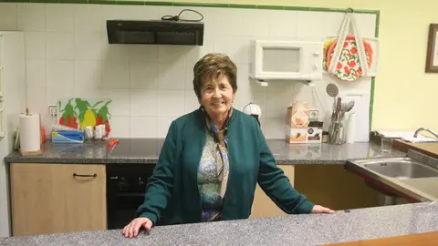 Conchi Alonso en la sede de la Asociaci&oacute;n de Amas de Casa de Pola de Siero