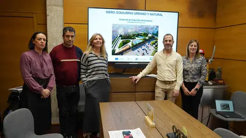 A la izda: Marta Piquero, t&eacute;cnico municipal; Javier Rodr&iacute;guez, concejal de Ordenaci&oacute;n y Gesti&oacute;n Urban&iacute;stica, Vivienda y Empleo; Alejandra Cuadriello, concejala de la Plataforma Vecinal de La Fresneda; &Aacute;ngel Garc&iacute;a, alcalde de Siero, y Teresa &Aacute;lvarez, concejala de IU.