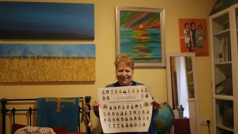 Rosa Mu&ntilde;iz, con alguno de sus cuadros y la orla, en su casa de Villabona