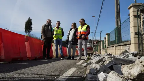 A la izda Juan Carlos &Aacute;lvarez, t&eacute;cnico municipal; Pablo Men&eacute;ndez, de la empresa adjudicataria; Sonia Lago, y Manuel Pergentino Mart&iacute;nez