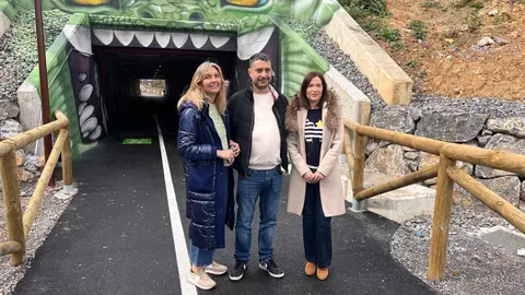 A la izda, Alejandra Cuadriello, Javier Rodr&iacute;guez y Mar&iacute;a Jos&eacute; Fern&aacute;ndez en la entrada al t&uacute;nel de la Senda Peatonal entre La Fresneda y Lugones