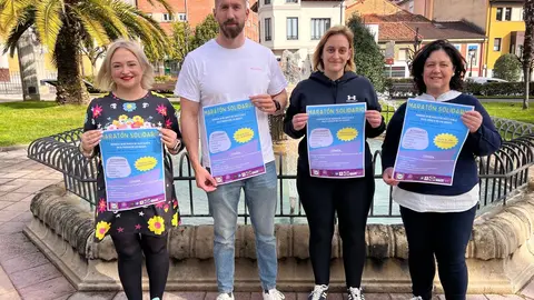 A la izda, Patricia Redondo, Carlos Ar&eacute;valo, Sheila Ram&iacute;rez y Maria Luisa Fonseca, mostrando los carteles de la Marat&oacute;n Solidaria