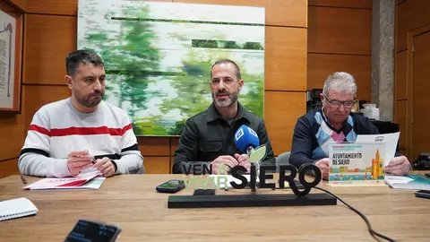 El alcalde entre Javier Rodr&iacute;guez y Raimundo D&iacute;az, a la dcha