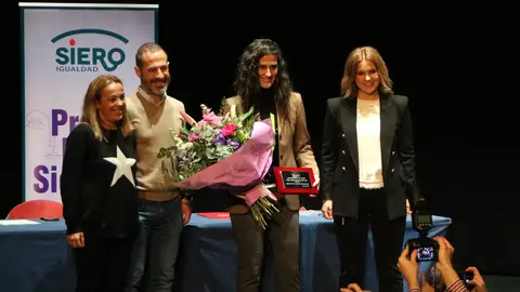 A la izda Mar&iacute;a Jes&uacute;s Baiz&aacute;n, representante de las AMPAs promotoras de la candidatura; &Aacute;ngel Garc&iacute;a, alcalde de Siero; Montse Tom&eacute;, seleccionadora nacional de f&uacute;tbol, y Eva Iglesias, concejala de Educaci&oacute;n