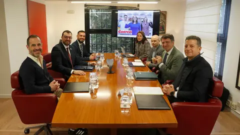 A la izda,&Aacute;ngel Garc&iacute;a; Adri&aacute;n Barb&oacute;n; el director de la Oficina Econ&oacute;mica de la Presidencia, Jos&eacute; Antonio Sicre; Marta Fernandez De Soto, directora de Recursos Humanos Costco Wholesale; Neil Daniels, director Inmobiliario para Euroa Costco Wholesale; y Javier Mar&iacute;n Rodr&iacute;guez y Enrique Porta Mart&iacute;n, de la empresa Bogaris.