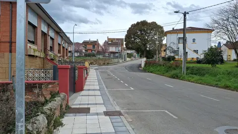 Un tramo de la calle La Mata, de Nore&ntilde;a, donde los veh&iacute;culos circulan a una velocidad inadecuada y peligrosa