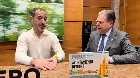 &Aacute;ngel garc&iacute;a y Alfredo Cantel momentos antes del inicio de su reuni&oacute;n en el Ayuntamiento de Siero