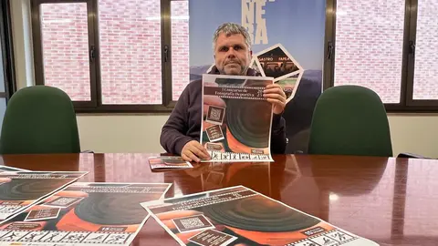 Jos&eacute; Antonio Gonz&aacute;lez, con los carteles del concurso de fotograf&iacute;a